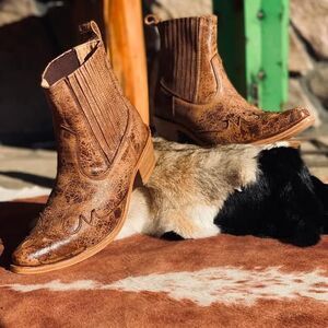 New Agave Sky size 10 ankle boots